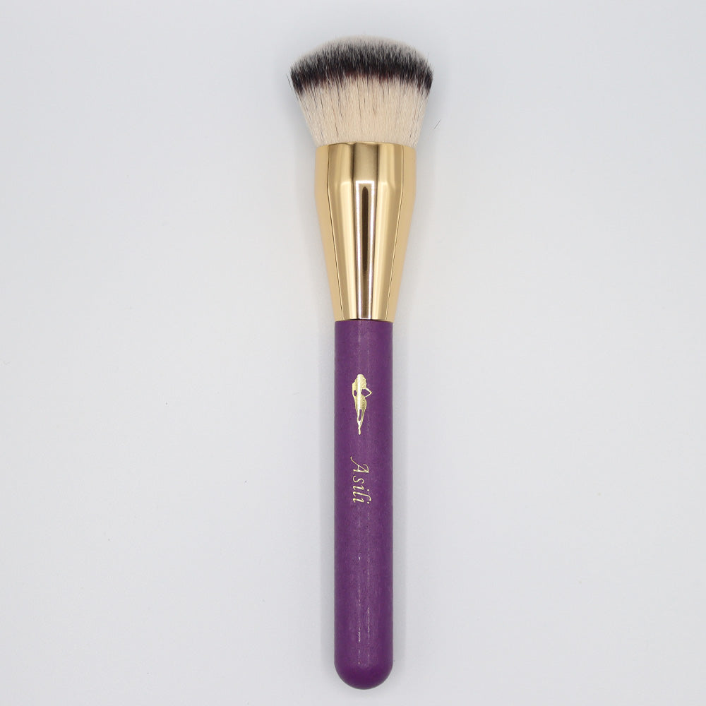 "Experience flawless foundation application with our Foundation Buffer Brush. This expertly crafted brush features densely packed bristles for a smooth and even finish. Effortlessly blend and buff your foundation to achieve a natural, airbrushed look. The rounded shape of the brush makes it ideal for reaching every contour of your face, ensuring a seamless application.