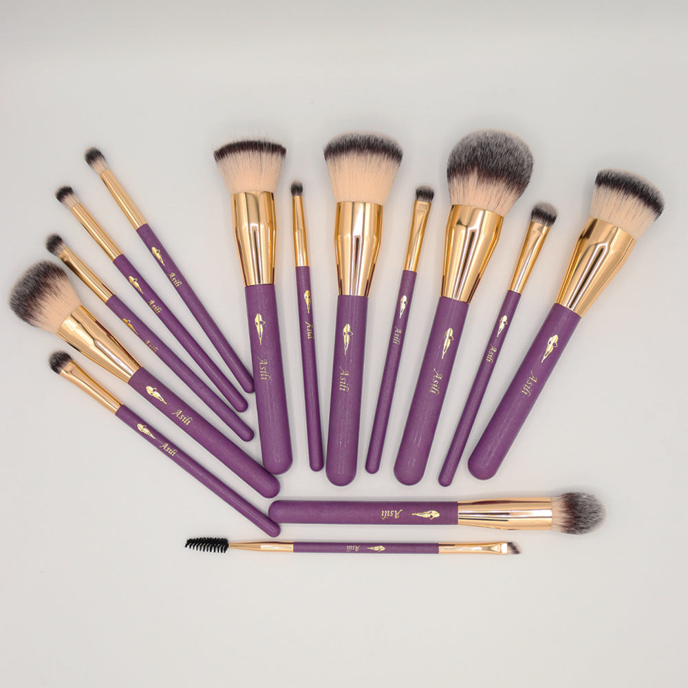 &quot;Unleash your creativity with our Complete Set of Brushes – a curated collection designed to elevate your makeup game. Crafted with precision and quality materials, each brush is tailored for specific applications, ensuring seamless blending, precise application, and professional results. From flawless foundation to intricate eye looks, this comprehensive set has you covered.