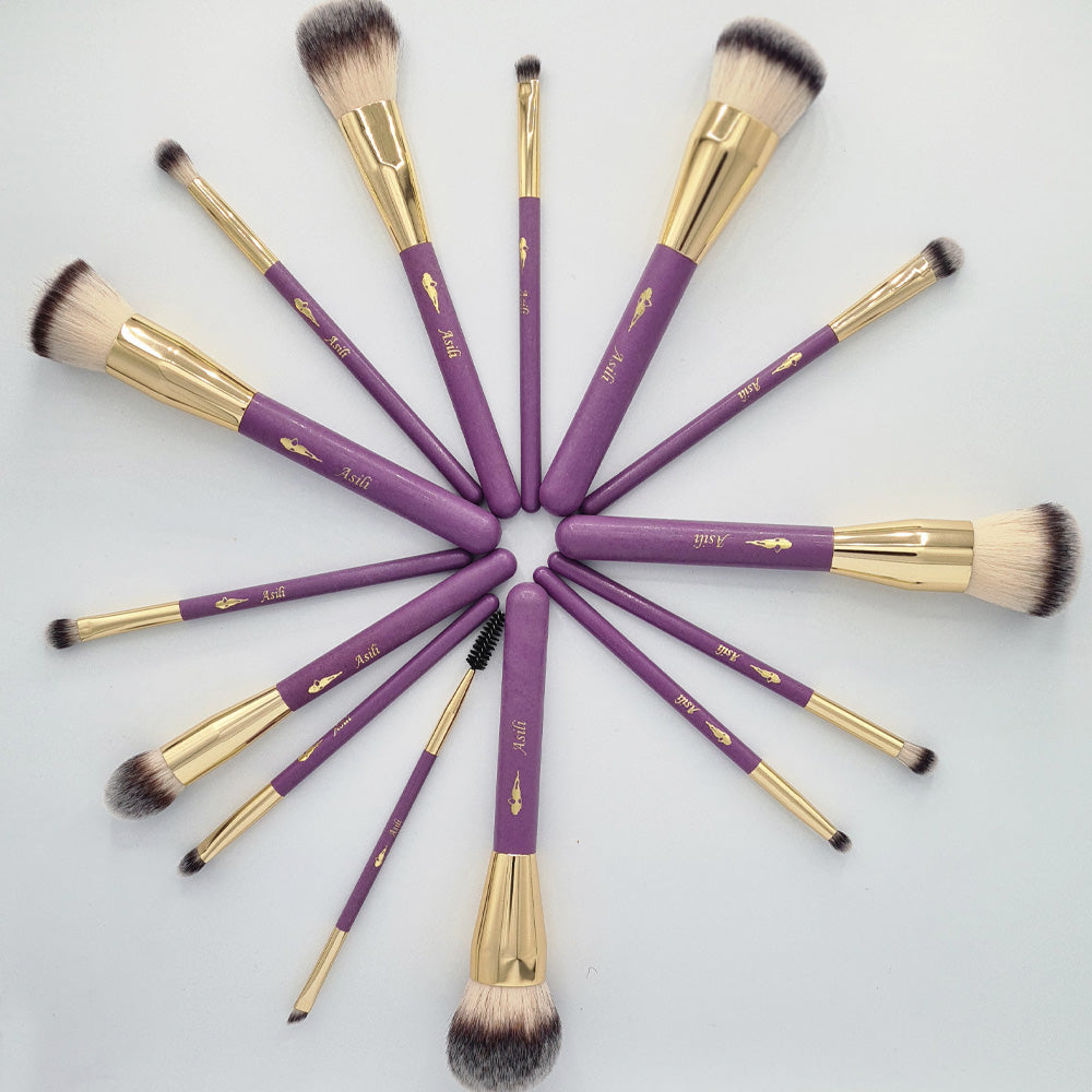 &quot;Unleash your creativity with our Complete Set of Brushes – a curated collection designed to elevate your makeup game. Crafted with precision and quality materials, each brush is tailored for specific applications, ensuring seamless blending, precise application, and professional results. From flawless foundation to intricate eye looks, this comprehensive set has you covered. Upgrade your beauty routine and unlock endless possibilities with the perfect tools for every makeup masterpiece.